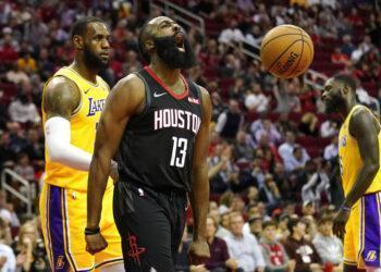 James Harden se aplicó contra Lakers y logró triple doble