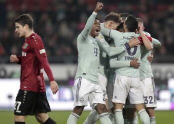 Bayern vence 4-0 a Hannover, aumenta presión sobre Dortmund