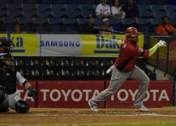 Cardenales remontó para vencer a Leones y consolidarse en la cima