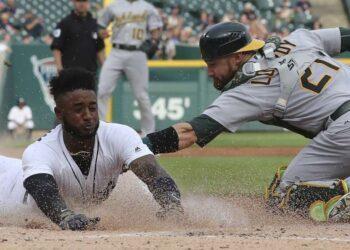 Cátcher veterano Lucroy firma contrato con Angelinos