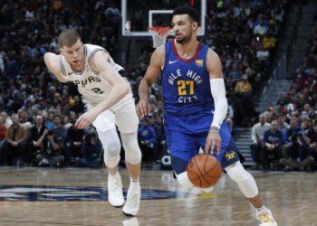 Murray ayuda a que Nuggets derroten a Spurs