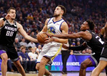 Curry y Thompson guiaron a Warriors en triunfo sobre Kings
