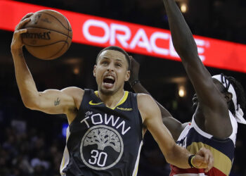Stephen Curry anotó ocho triples por tercer juego corrido con Golden State