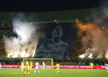 "Hinchas" de Nantes rindieron homenaje a Sala