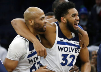 Karl Town dio triunfo a Timberwolves con canasta final