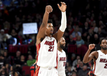 Whiteside condujo, con doble-doble, triunfo de Miami