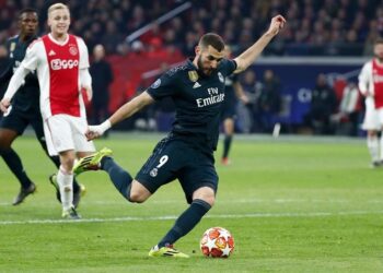 Vinicius, Asensio y el VAR salvan al Madrid en Ámsterdam