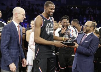 Equipo LeBron se lleva la victoria en el Juego de Estrellas de la NBA