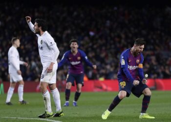 Messi salva a Barcelona ante Valencia, pero acaba tocado