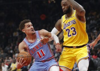Los Angeles Lakers caen frente a Atlanta Hawks y peligra su futuro en playoffs