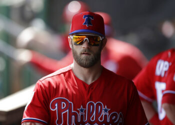 Regresa Harper a alineación de Filis, pero sigue in batear