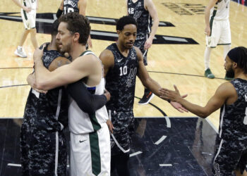 Aldridge y DeRozan encabezaron remontada de Spurs sobre Bucks