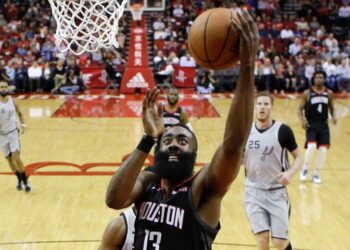Harden iguala mayor puntuación de su carrera, 61, ante Spurs