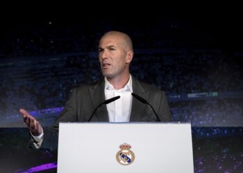 Tras el derrumbe, Real Madrid trae de vuelta al entrenador Zinedine Zidane