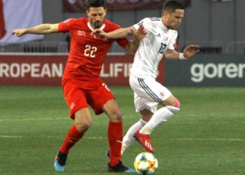 Defensor suizo Schar queda noqueado en choque de cabezas