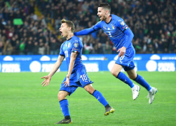 Italia ganó 2-0 a Finlandia en un partido clasificatorio a la Eurocopa