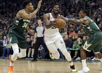 76ers superan a Bucks pese a 52 puntos de Antetokounmpo