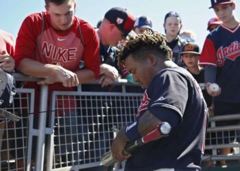 José Ramírez, de Indios, sufre lesión en rodilla izquierda