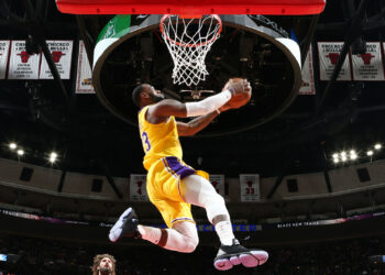LeBron anota 36 puntos y Lakers derrotan a Bulls