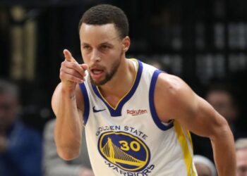 Con 36 puntos de Curry, Warriors derrotan a Timberwolves