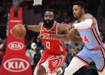 Harden y Capela llevan a Rockets a triunfo fácil
