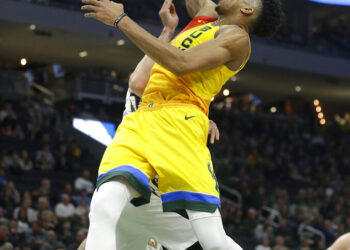 Antetokounmpo lleva a Bucks a su 60ma victoria de la campaña