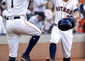 Altuve y Correa ayudan a Astros a remontar contra Yanquis