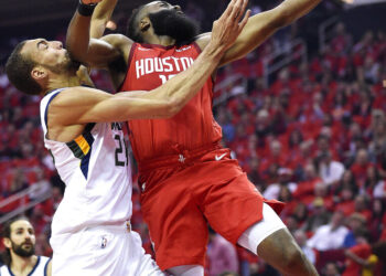 Harden anota 29, Rockets se imponen al Jazz 122-90