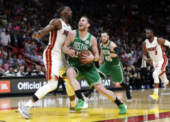 Hayward anota 25 y Celtics superan  a Heat