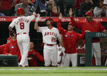 Angelinos remontan ante Cerveceros tras lesión de Trout