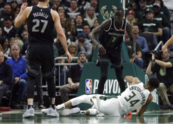 Bucks arrollaron a Pistons 121-86