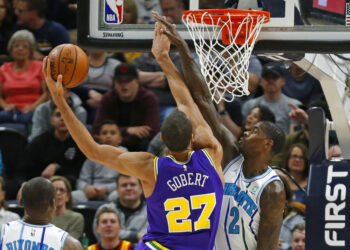 Jazz derrotaron sin inconvenientes a Hornets