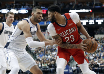 NBA multó a Anthony Davis por seña obscena hacia aficionado
