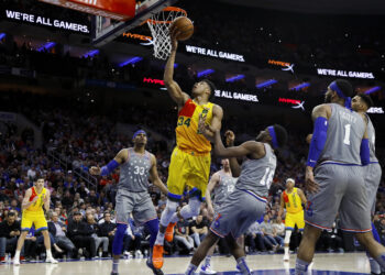 Antetokounmpo fue figura en triunfo de Milwaukee que aseguró liderato en el Este