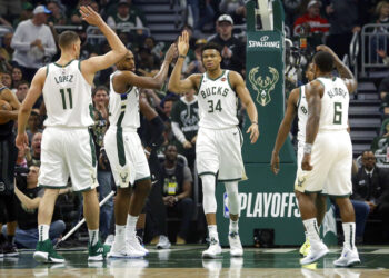 Milwaukee barrió a Detroit amparado en brillante actuación de Antetokounmpo