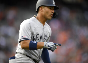 Yanquis blanqueó al actual campeón, Boston, en primer duelo particular