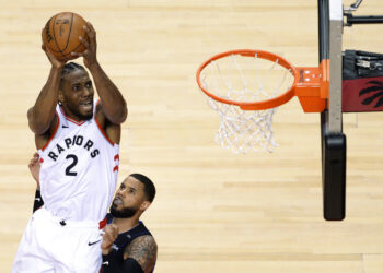 Leonard destacó en ofensiva y Toronto igualó el playoffs