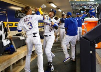 Cerveceros derrotan a Cachorros 13-10 con cinco vuelacercas