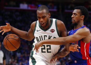 Middleton sacó la cara en la ofensiva por Milwaukee
