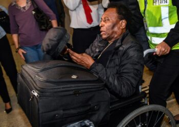 Pelé regresó a Brasil tras salir de hospital en París