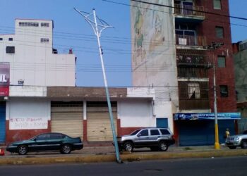 Desprendido poste de alumbrado público en av. 5 de Julio de Puerto la Cruz