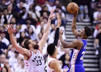 Butler anota 30 y 76ers vence a Raptors para igualar serie