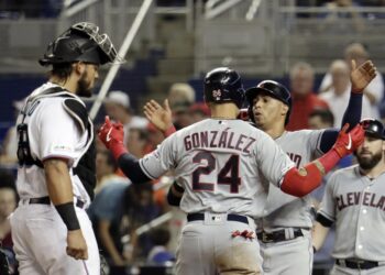 Jonrón de Carlos González ayuda a Indios en triunfo sobre Marlins