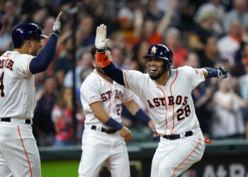 Jonrón de Chirinos dio triunfo a Astros sobre Indios