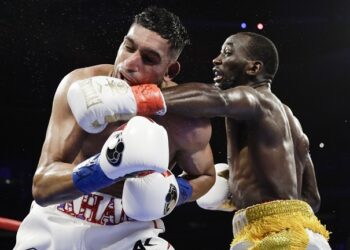 Crawford gana por nocaut técnico tras un golpe bajo a Khan