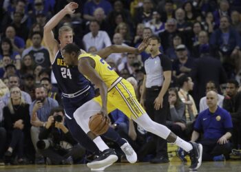 Warriors vence a Nuggets y amplía ventaja en el Oeste