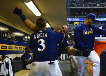 Aguilar despachó dos cuadrangulares y remolcó 4 para Milwaukee