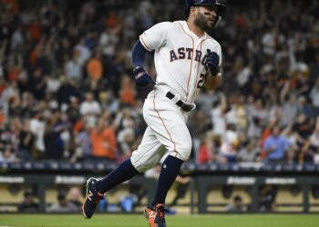 Altuve pega su 100mo jonrón, Astros se impone sobre Yanquis