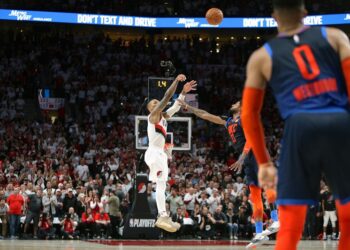 Una vez más, Lillard hace avanzar a Blazers en playoffs