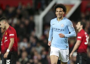 El Manchester City vence al Manchester United y olfatea el título de la Liga Premier
